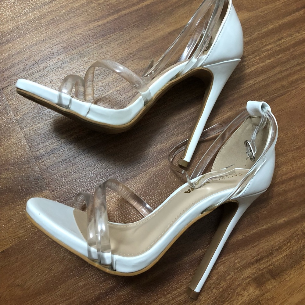 ❌❌SOLD❌❌White high heels size 6(4inches)